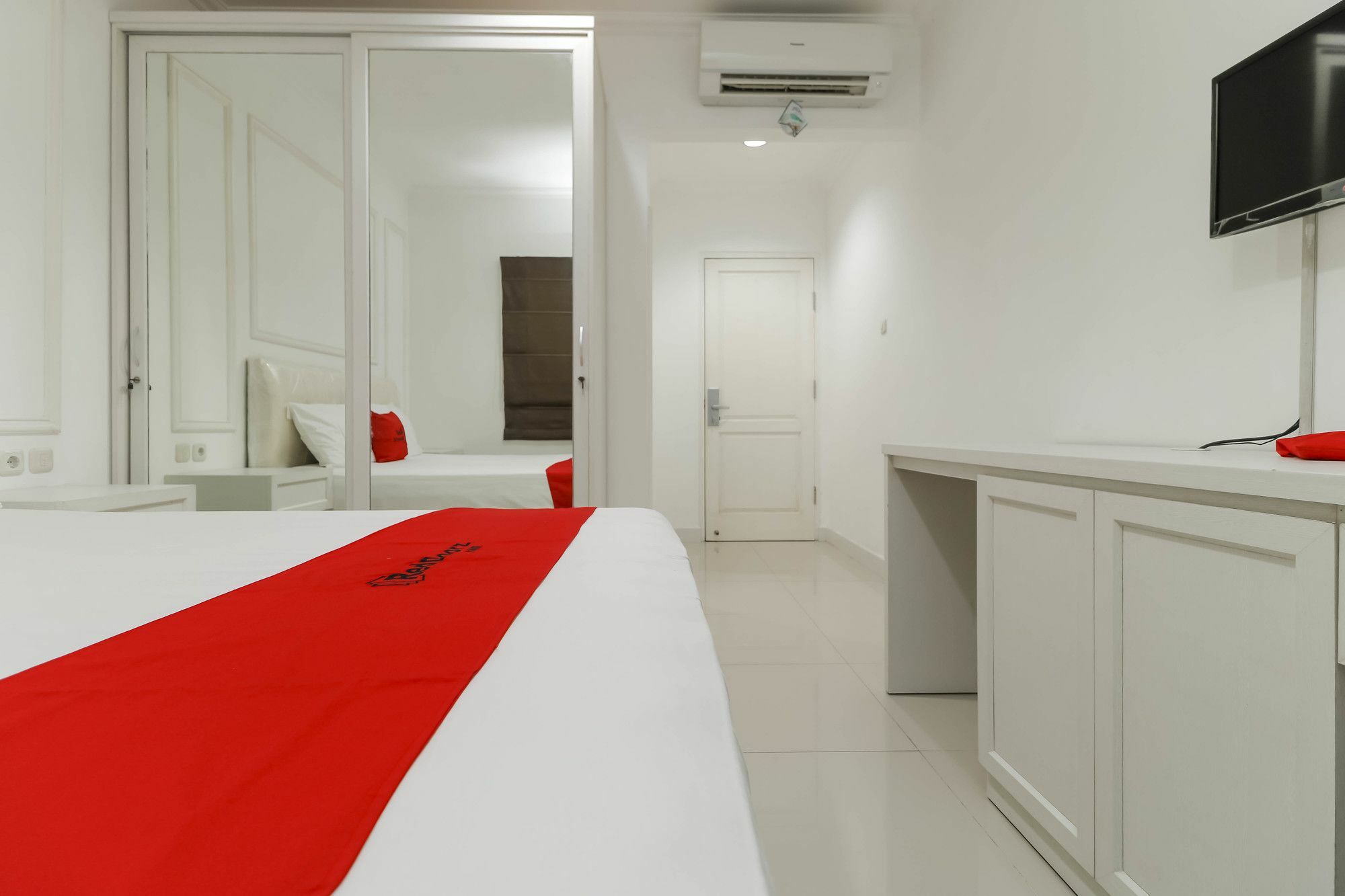 Reddoorz Plus @ Setiabudi Barat Джакарта Экстерьер фото